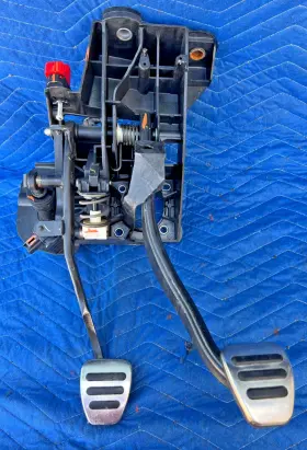Dr33-2450-dc Ford 2011-2014 Mustang Clutch And Brake Pedal Assembly Oem